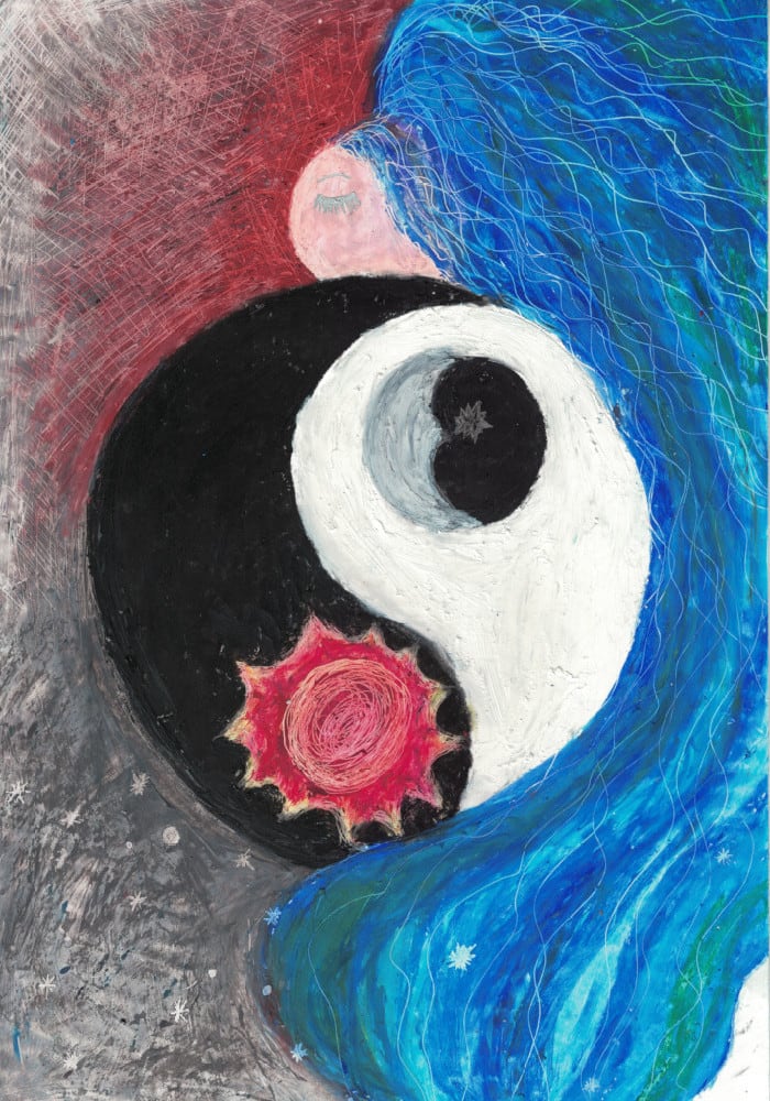 Namalowana pastelami olejnymi uśmiechnięta kobieta z zamkniętymi oczami i tułowiem w kształcie yin i yang.